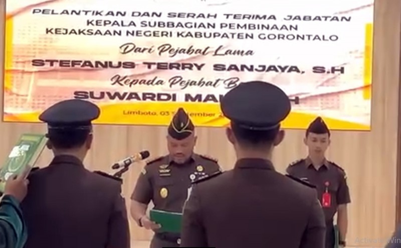 Olan Pasaribu Lantik Suwardi Maku Sebagai Kasubbagbin Kejari Kabupaten Gorontalo