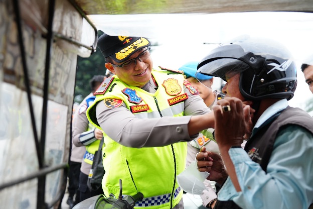 Wakapolda Sumut Turun ke Jalan, Bagikan Helm dan Ajak Warga Tertib Berlalu Lintas