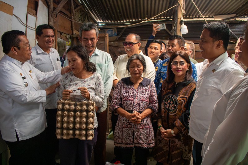 Melalui CSR Bank Sumut, Wesly dan Ny Liswati Bantu Bangun  Rumah Warga