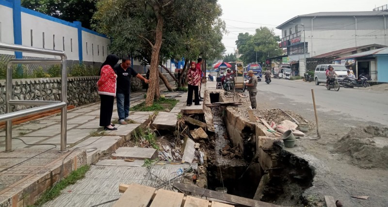 Wawako Herlina Tinjau Proyek Depan SMPN 2, Minta Kontraktor Jaga Kualitas Bangunan, Pedagang Jangan Buang Sampah ke Drainase