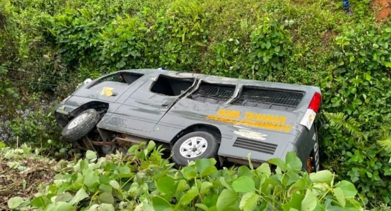Mobil Dinas Polisi Bawa Tahanan Masuk Jurang di Labuhanbatu