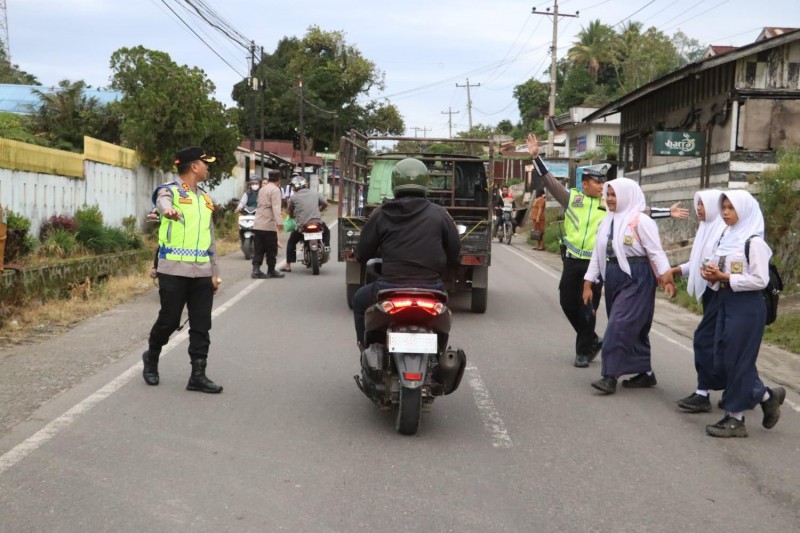 Kapolres Simalungun Turun Langsung Atur Lalu Lintas Jam Sibuk Pagi di Simpang Polsek Panei Tongah, Imbau Sopir Tak Angkut Penumpang di Atas Kap Mobil