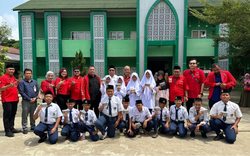 Setelah Karo, PDI Perjuangan Sumut Lanjutkan Pemberian Tali Asih untuk Siswa Terdampak MBG di Kisaran