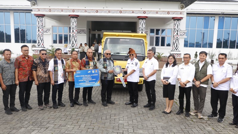 PTPN IV Regional 2 Perkuat Pengelolaan Sampah Simalungun, Serahkan Dump Truck