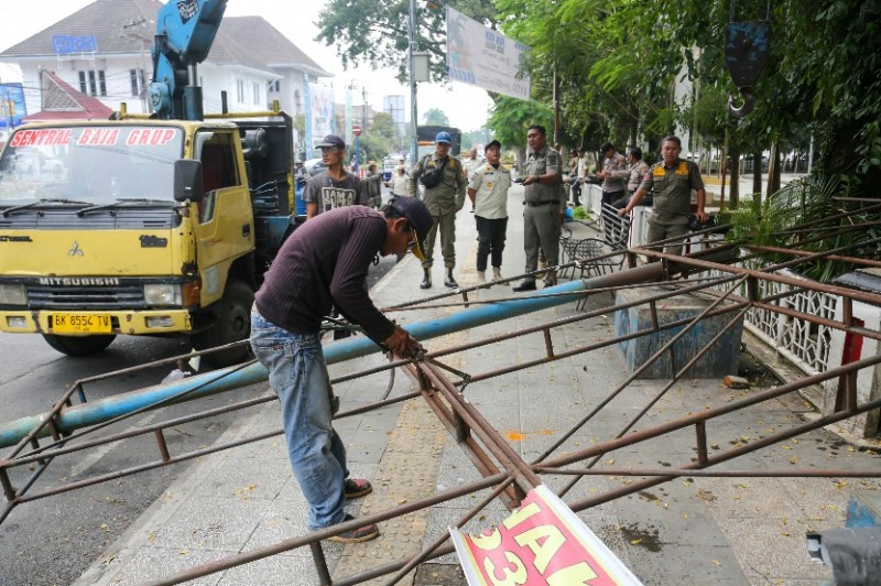 Tak Punya Izin dan PBG, Satpol PP Siantar Bongkar 2 Papan Reklame