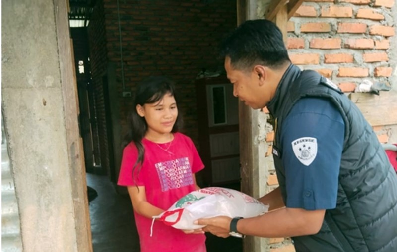 Jumat Berkah Kasat Reskrim Polres Palas Berbagi Sembako