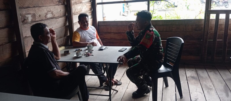 TNI Hadir di Tengah Masyarakat, Babinsa Desa Penaah Dorong Budaya Siaga Bencana di Musim Angin Selatan
