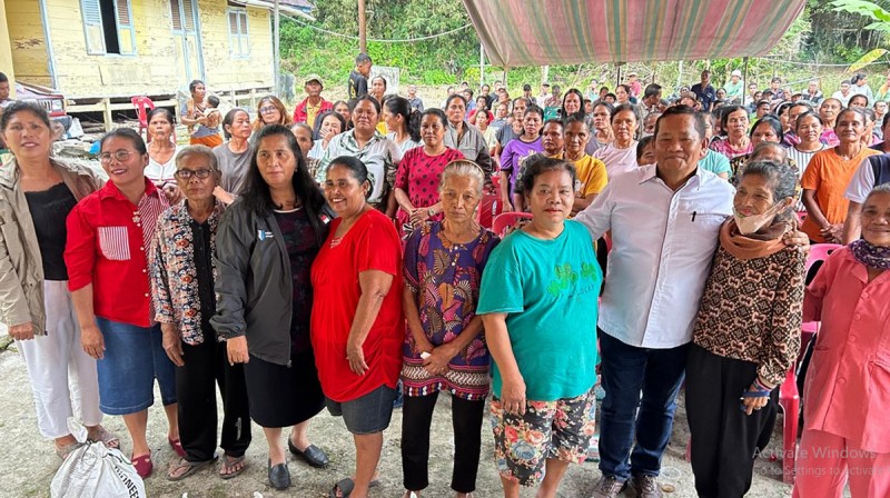 Rapidin Simbolon Serahkan Benih Jagung kepada 170 Kepala Keluarga Petani Urat Samosir