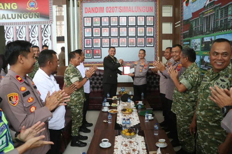 Kejutan HUT ke-81 TNI, Kapolres Simalungun Sambangi Kodim 0207 Tingkatkan Soliditas dan Sinergitas TNI-Polri