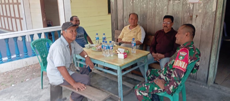 Hadapi Cuaca Kering, Babinsa Koramil 06/Senayang Imbau Warga Tingkatkan Kewaspadaan Kebakaran