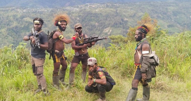 Mana Terlatih, TNI-Polri atau KKB di Papua....?