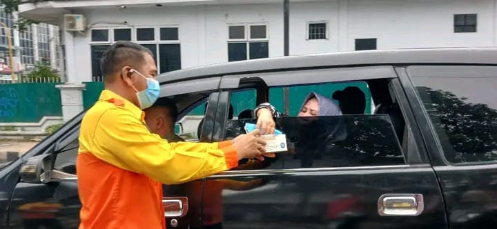 Antisipasi Penyebaran ISPA Dampak Karhutla, Kosgoro 57 Siantar Berbagi Masker ke Masyarakat
