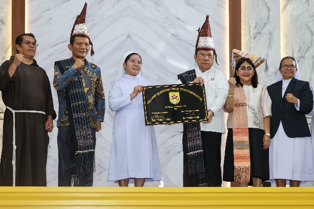 Wali Kota Wesly Silalahi Bersama YPK Teken Prasasti Peresmian Aula SMP BT