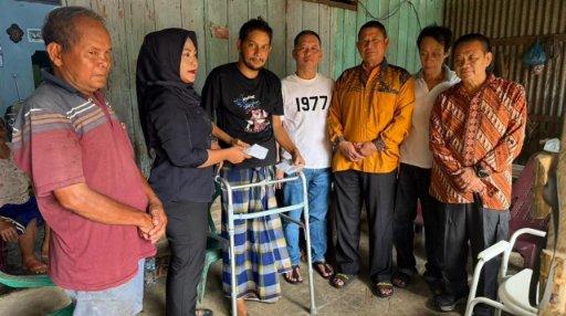 Ketua PC InTi Bersama Ketua PWI Labuhanbatu Jenguk Wartawan Korban Kecelakaan