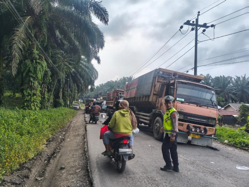 Satlantas Simalungun Buka Tutup Arus Lalin Imbas Truk Muatan Batu Bata Patah As di Marjandi