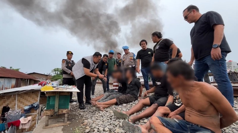 Sempat Bergumul, Polrestabes Medan Gerebek Sarang Narkoba Rel Tembung