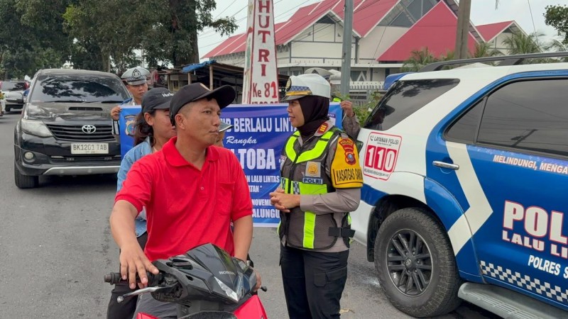 Hari Pertama Operasi Patuh Toba-2026, Satlantas Polres Simalungun Bagikan Stiker dan Brosur serta Beri Teguran Humanis di Simpang Rambung Merah