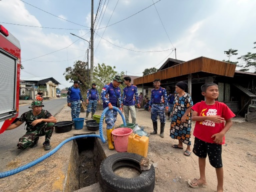 Kepedulian Tak Pernah Surut, Lanud Sjamsudin Noor Kembali Salurkan Air Bersih bagi Warga